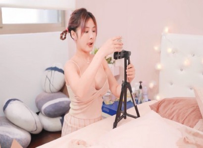 Em chủ shop đồ lót xinh đẹp và anh tài xế may mắn